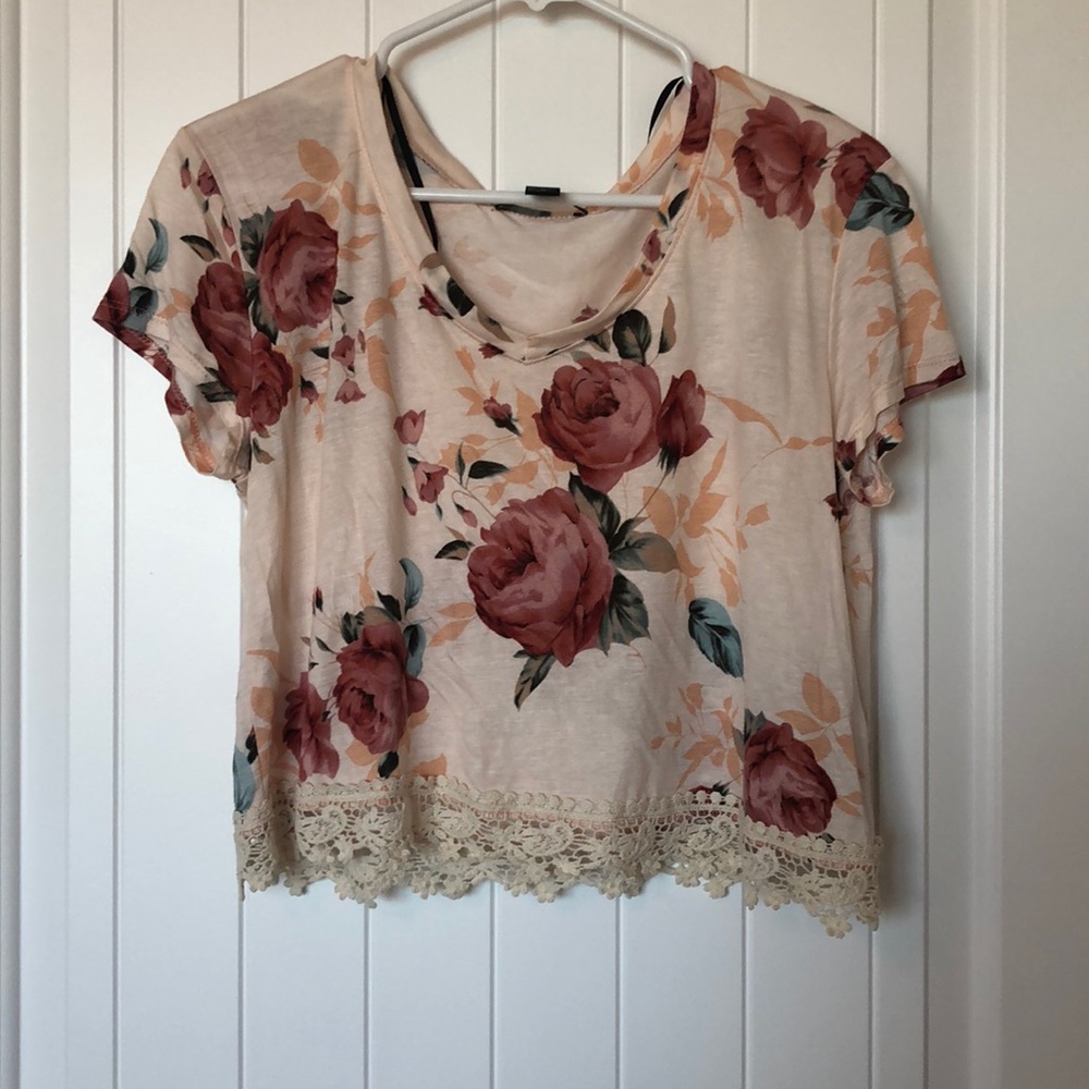 Forever 21 Lacy trim crop top Vneck
